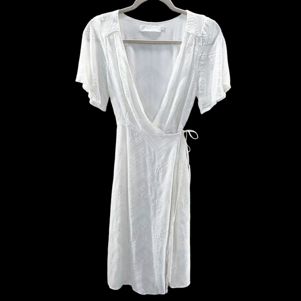 Astr The Label Wrap Dress White Embroidered Side Tie Sz S Cottagecore Boho Chic - Picture 2 of 10